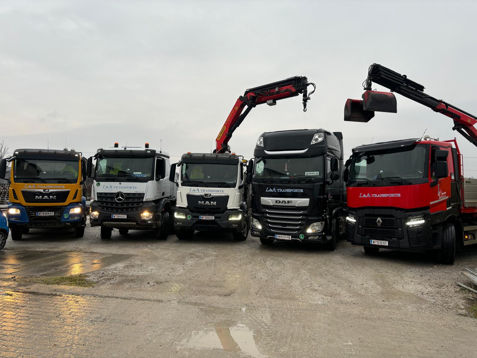 Erdarbeiten Wien - L&A Transporte LKW Flotte mit Kran - Minibagger mieten Wien - Schotter liefern